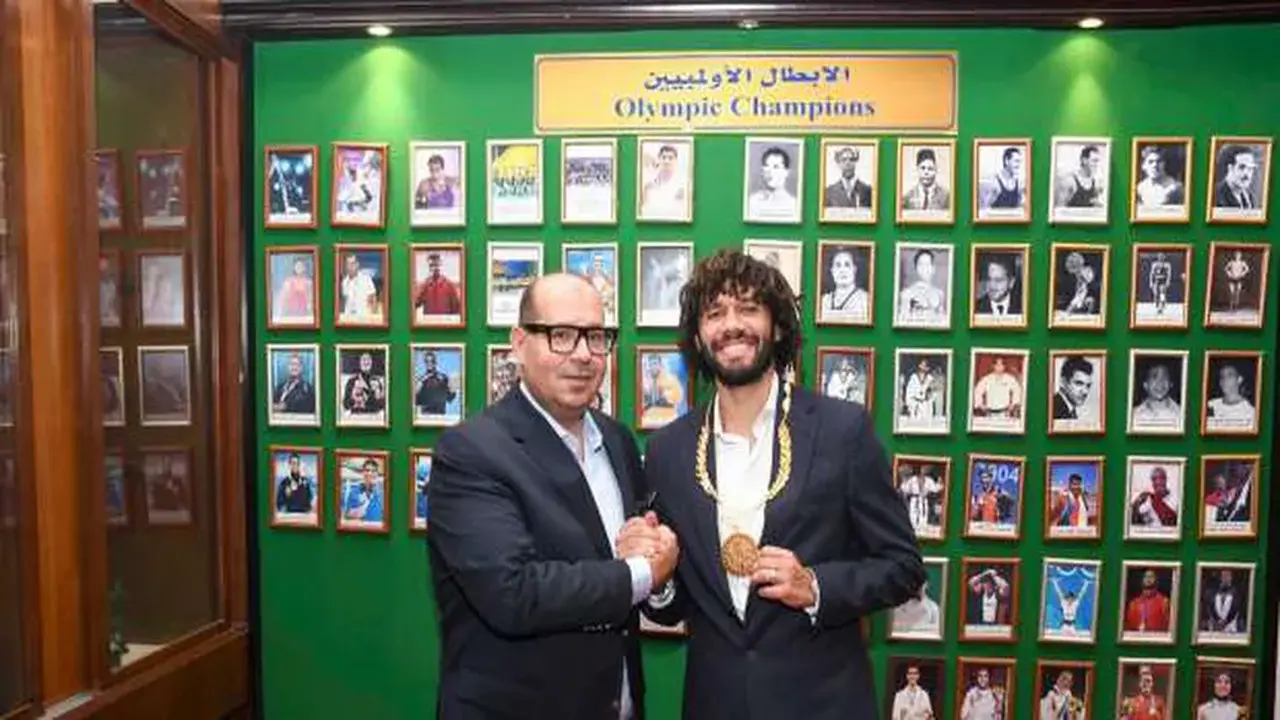 محمد النني يعزز تمثيل مصر رياضيًا باختياره سفيرًا للجنة الأولمبية وتكريمه بالقلادة الذهبية من إدريس